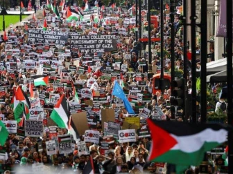 برطانیہ اور تیونس میں فلسطین کے حق میں مظاہرے، ہزاروں افراد سڑکوں پر نکل آئے