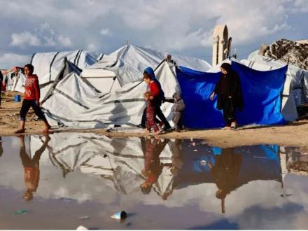 غزہ میں بارش اور سردی نے قیامت ڈھا دی، ہزاروں خیمے پانی میں ڈوب گئے، سردی سے اموات کا خدشہ 