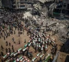غزہ میں 70 بچوں سمیت 100 فلسطینی شہدا کی اجتماعی نماز جنازہ، ہزاروں افراد شریک