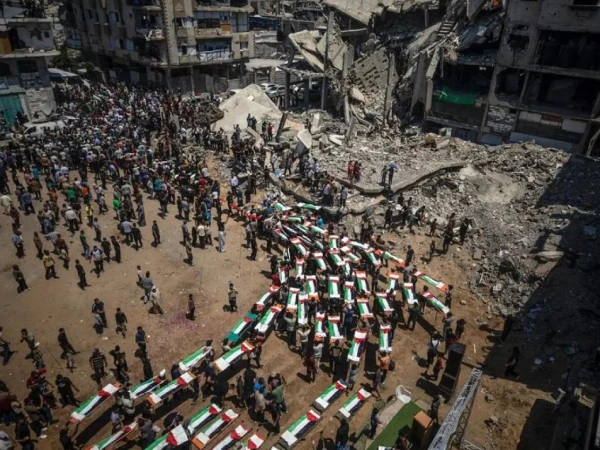 غزہ میں 70 بچوں سمیت 100 فلسطینی شہدا کی اجتماعی نماز جنازہ، ہزاروں افراد شریک