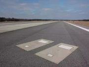 امریکی ایئرپورٹ کے رن وے پر بنی ان دو قبروں کی کہانی کیا ہے؟