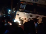 ٹرک ڈرائیور کو دوران ڈرائیونگ دل کا دورہ، بے قابو ٹرک نے تباہی مچا دی