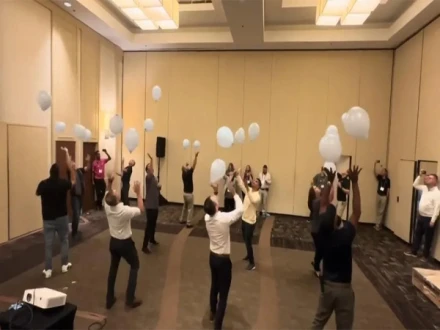 12 افراد کا ایک منٹ تک غبارے ہوا میں اڑانے کا ریکارڈ