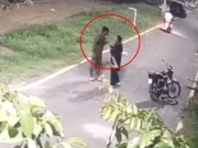 لاہور؛ موٹر سائیکل سوار لڑکی پر نامعلوم شخص کا تشدد، ویڈیو سامنے آگئی