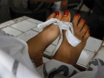 کراچی میں گھریلو ناچاقی پر سفاک شخص نے بیوی اور 12 سالہ بیٹی کو تیز دھار آلے سے قتل کردیا