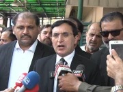 پاکستان تحریک انصاف کے چیئرمین بیرسٹر گوہر پشاورہائیکورٹ میں میڈیا سے بات چیت کرتے ہوئے (فوٹو : ایکسپریس)