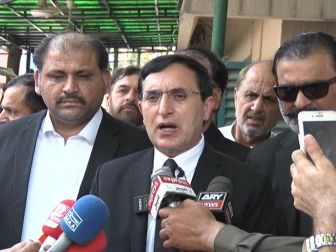 پاکستان تحریک انصاف کے چیئرمین بیرسٹر گوہر پشاورہائیکورٹ میں میڈیا سے بات چیت کرتے ہوئے (فوٹو : ایکسپریس)