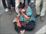 دو گول گپوں کے جھگڑے پر خاتون کا سڑک پر دھرنا؛ ٹریفک جام