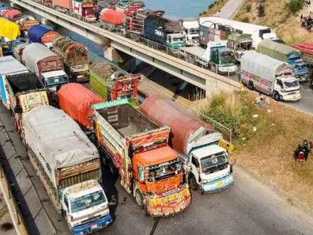 آئل ٹینکرز اور گڈز ٹرانسپورٹر کی ہڑتال جاری، کل وفاق و سندھ حکومت سے مذاکرات ہوں گے