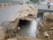 گلشن اقبال میں نالے کی صفائی کے دوران پانی کی لائن پھٹ گئی