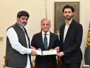 وزیراعظم نے شاہ زیب رند کے والد کو 50 لاکھ روپے کا چیک دے دیا