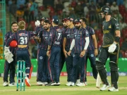 کراچی میں پی ایس ایل میچ کے دوران تماشائی گراؤنڈ میں داخل