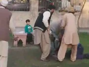 خواتین کے پارک میں کھیلنے سے روکنے پر 4افراد کا معمر سیکیورٹی گارڈ پر تشدد، ویڈیو وائرل