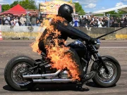 موٹر سائیکل سوار کا خود کو آگ لگا کر انوکھا کارنامہ