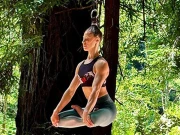 امریکی خاتون نے بالوں سے لٹک کر انوکھا ریکارڈ بنا ڈالا!