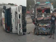 کراچی، گلشن حدید میں ٹریلر الٹنے کے بعد مسافر کوسٹر ٹکرا گئی، 5 افراد زخمی