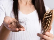 سردیوں میں بال زیادہ کیوں جھڑتے ہیں؟ کیا احتیاط کی جائے؟