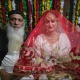 60 سالہ حکیم کی شادی سوشل میڈیا پر ٹرینڈ کیوں کررہی ہے؟