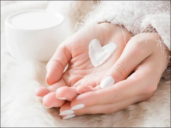 سردی میں ہاتھوں کی جلد بےرونق ہوگئی ہے؟ جانیں انہیں نکھارنے کے آزمودہ طریقے