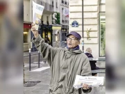 پیرس میں اخبار بیچنے والا آخری ہاکر، پاکستان کا علی اکبر