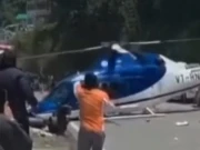 بھارتی ریاست اتراکھنڈ میں تکنیکی خرابی کے باعث ہیلی کاپٹر کی سڑک پر ہنگامی لینڈنگ، ویڈیو وائرل