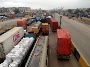 کراچی؛ واٹر ٹینکر سے حادثے کے بعد ڈمپرز ایسوسی ایشن نے سپر ہائی وے بند کر دی