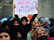 برطانیہ میں انگریز نسل پرستوں کی ریلی میں مسلمان خواتین کے برقعوں کی توہین، ویڈیو وائرل 