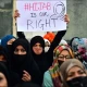 برطانیہ میں انگریز نسل پرستوں کی ریلی میں مسلمان خواتین کے برقعوں کی توہین، ویڈیو وائرل 