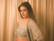 آخر یہ چاہتی کیا ہیں؟ حرا مانی کی ساڑھی میں بولڈ تصاویر پر سوشل میڈیا صارفین برہم 