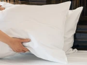 چہرے پر دانوں کی وجہ تکیے کا غلاف بھی ہوسکتا ہے