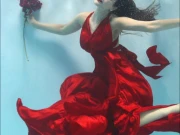 پانی میں ڈوبنے کے خوف میں مبتلا اداکارہ حمیرا نے زیرِ آب فوٹو شوٹ کیسے کرایا 