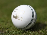 انگلش بورڈ نے متنازع سفید گیندوں کا استعمال کیوں روک دیا؟