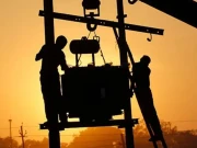 حیدرآباد، خراب ٹرانسفارمر کی عدم تبدیلی پر مکینوں کا احتجاج، ایم کیو ایم کے سیکٹر آفس کے باہر دھرنا