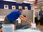 کم وقت میں زیادہ پانی کو دوسرے کنٹینر میں منتقل کرنے کا نیا ریکارڈ