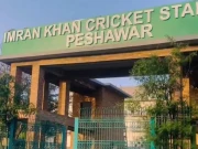 پشاور کے کرکٹ اسٹیڈیم پر کا عمران خان کرکٹ اسٹیڈیم پشاور کا بورڈ آویزاں