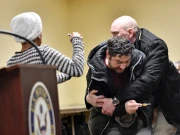 امریکی مسلم رکن کانگریس الہان عمر پر حملہ، خطاب کے دوران بدبودار مائع پھینک دیا گیا