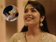 گجروں کی وجہ سے ائیرپورٹ پر بھاری جرمانہ، اداکارہ کا ردعمل سامنے آگیا