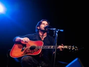 معروف امریکی گلوکار طیارے کے حادثے میں اہلیہ اور بیٹی سمیت ہلاک