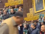  قومی اسمبلی اجلاس: پیپلزپارٹی کا شورشرابہ، پی ٹی آئی کا عمران خان کی تصاویر اٹھاکراحتجاج، نعرےبازی