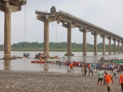 بھارت میں پل درمیان سے ٹوٹ گیا؛ متعدد گاڑیاں دریا میں جا گریں، 10 ہلاکتیں