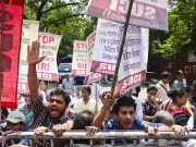 بھارت میں انتخابی دھاندلی کے خلاف عوام سڑکوں پر، 7 عدالتی افسران یرغمال