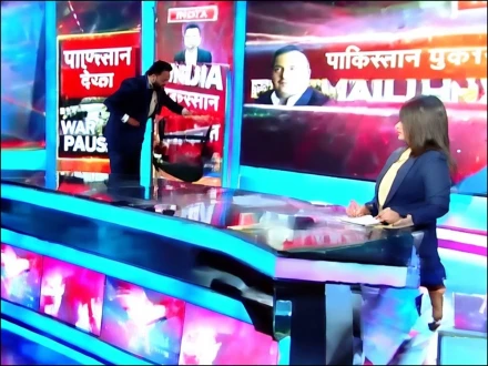 پاکستان کی سفارتی کامیابی پر بھارتی اینکر کی لائیو شو میں توڑ پھوڑ، وائرل ویڈیو کی حقیقت جانیے