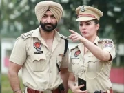بھارت میں چلتی موٹر سائیکل پر رومانس کرنا جوڑے کو مہنگا پڑگیا