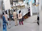آخری رسومات کے پیسے نہیں، غریب بہنیں ایک ہفتہ ماں کی لاش کے ساتھ رہتی رہیں