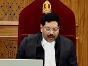 بھارتی سپریم کورٹ میں ہنگامہ: وکیل نے چیف جسٹس پر جوتا پھینک دیا