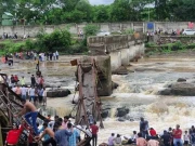 بھارت میں دریا پر بنا پل گرگیا، متعدد افراد پانی میں بہہ گئے،   6 شہری  ہلاک 