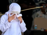 انڈونیشیا میں شرعی قوانین کے تحت جنسی تعلق اور شراب نوشی پر کوڑوں کی سزا