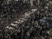 لبنان کے اسرائیلی حملے میں شہید اہلکاروں کی اجتماعی نماز جنازہ میں پورا شہر امڈ آیا