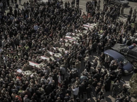 لبنان کے اسرائیلی حملے میں شہید اہلکاروں کی اجتماعی نماز جنازہ میں پورا شہر امڈ آیا