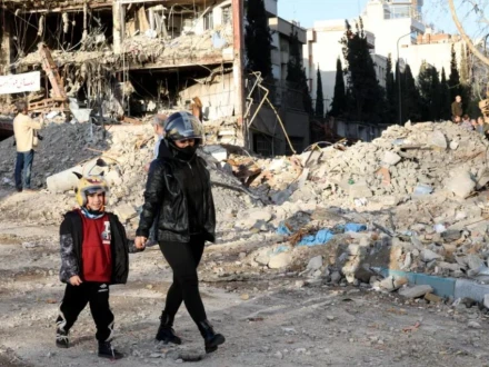 ایران جنگ کا 27 واں روز: مذاکرات کی متضاد خبروں کے درمیان حملوں کی شدت میں مسلسل اضافہ 